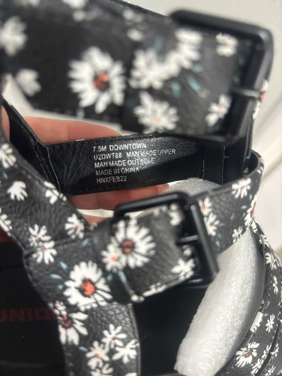 UNIONBAY Black Floral Platform Sandals - Picture 7 of 7